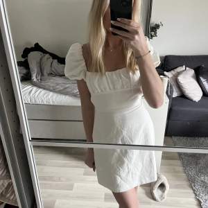 Superfin vit klänning från zara! Användes 1 gång förra sommaren så är som ny! Säljs inte längre på zaras hemsida eller i butik!!!💞💞 