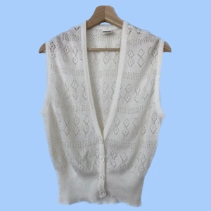 Vit väst - Vintage vit stickad väst. Mycket stretchigt tyg. Står storlek 44 men är mer en medium. Hör av dig om du har frågor:)