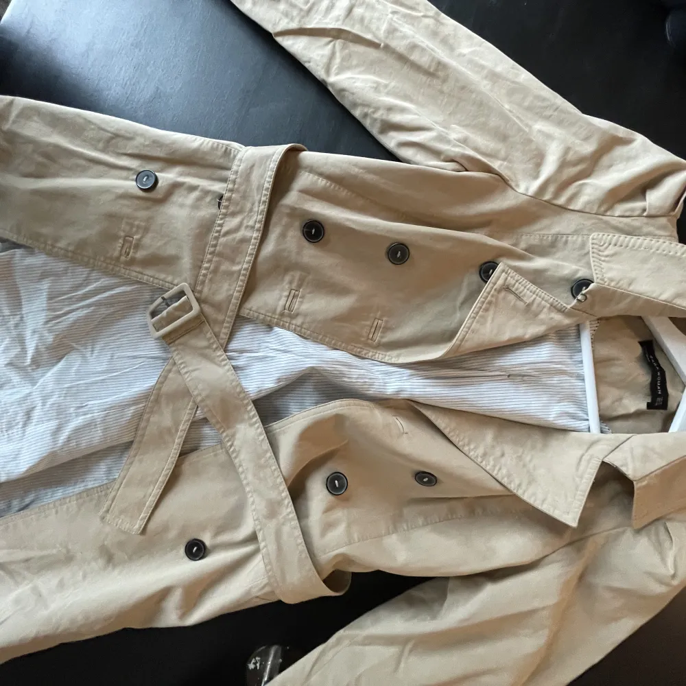 OBS VÄNTANDE  Superfin beige trenchcoat från Zara, inköpt för ett tag sedan men sparsamt använd då den inte riktigt passar mig.  Passar perfekt nu till våren!   Randig insida.   💌Möts gärna upp i centrala Malmö eller skickar mot frakt/porto.. Jackor.