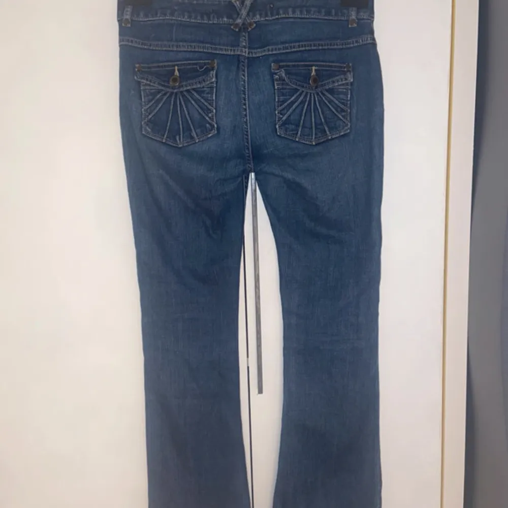 Säljer dessa lågmidjade utsvängda jeans i storlek w27, skriv privat för fler bilder. Jeans & Byxor.