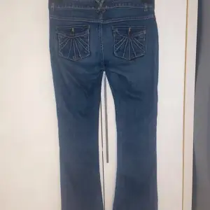 Säljer dessa lågmidjade utsvängda jeans i storlek w27, skriv privat för fler bilder