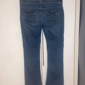 Lågmidjade bootcut jeans - Säljer dessa lågmidjade utsvängda jeans i storlek w27, skriv privat för fler bilder