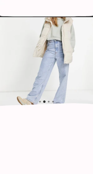 Beige väst - Säljer denna beiga västen från Stradivarius/ASOS. Hör av er vid frågor!🤍 