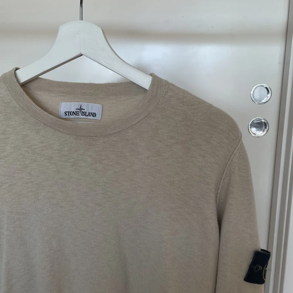 Beige finstickad tröja från Stone Island i herrstorlek M. Nypris runt 3500kr, säljes för 1300kr. Köpt på NK i Göteborg, kvitto finns!. Tröjor & Koftor.