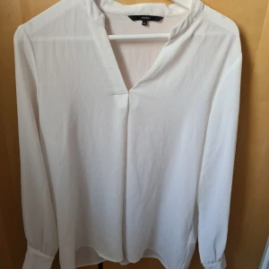 Blus vit - Sommrig blus, använd 1 gg