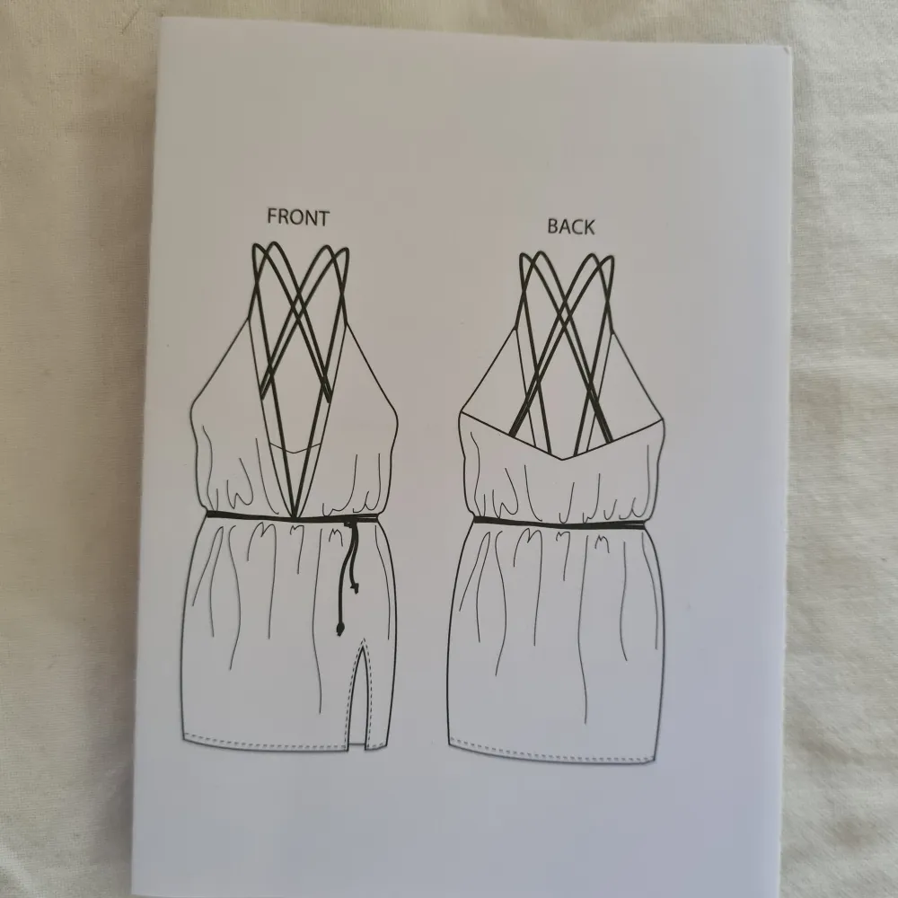 När jag köpte den fick man med ett häfte om klädningen/kollektionen, bild två visar teckning på klädningen, lättare att se hur den ska bäras där än foto. Är från ett samarbete mellan märket Rut and Circle och bloggaren Victoria Törngren. Aldrig använd. Klänningar.