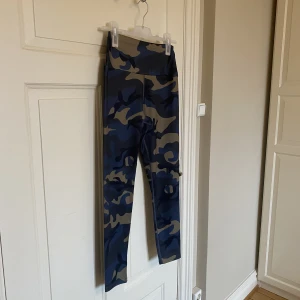 Oanvänd! Tights från Shein  - Säljer dessa coola militärtights från Shein. Storleken är S. 95% polyester och 5% spandex. Oanvänd! 