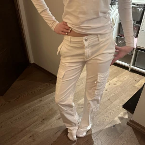 Vit cargobyxa med dragkedja - Säljer mina vita cargobyxor från zara som inte är använda därför är även prislappen kvar. Storlek 34 och ordinarie pris. 399kr mitt pris: 250kr priset går att diskuteras💕