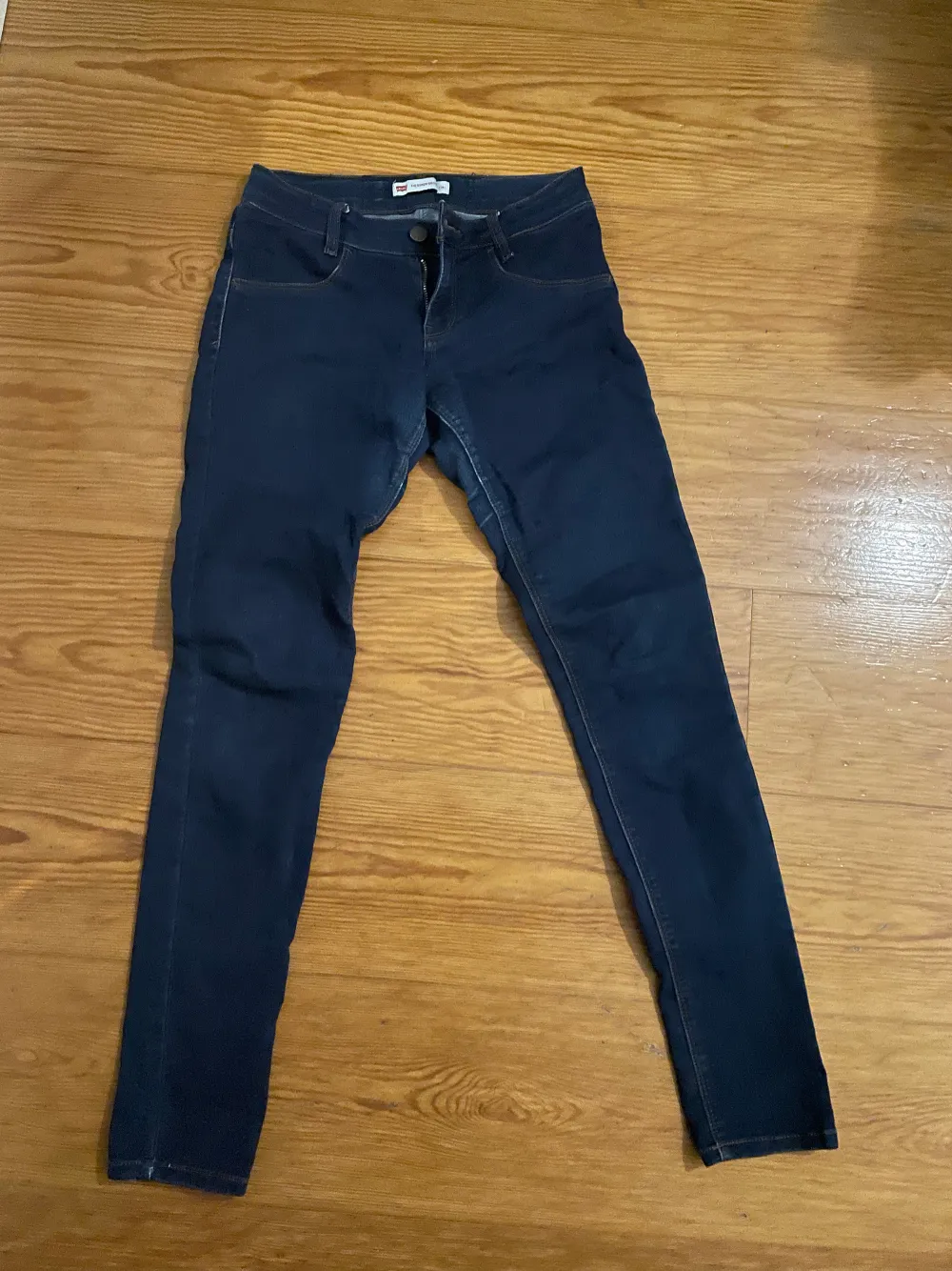 Mörkblåa skinny low waist jeans från Levi’s. Säljer då de varken inte är min stil längre och använder inte de! Använd fåtal gånger dvs inga defekter! Köpt för 600-700. Jeans & Byxor.