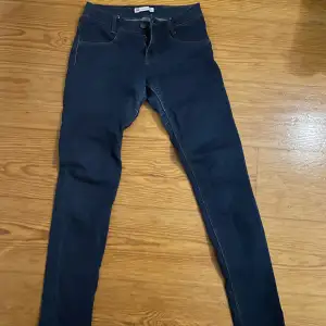 Mörkblåa skinny low waist jeans från Levi’s. Säljer då de varken inte är min stil längre och använder inte de! Använd fåtal gånger dvs inga defekter! Köpt för 600-700