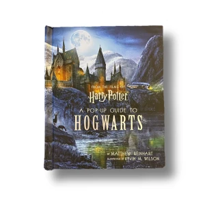 Harry Potter pop up bok - super cool pop up bok av harrypotter universumet med massa fakta i och man kan öppna hela boken till en värd. säljer för 650kr+frakt ! 👐🏻👐🏻hör av dig vid intresse eller fler bilder ! ( original pros är 850kr ) 