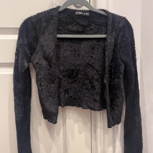 Svart fluffig kofta - Svart fluffig kofta från Newyorker. Storlek M. Använd 1 gång. Köparen står för frakten!💗storlek M men sitter som en XS/S