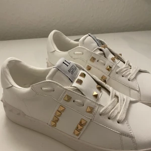 Vita Valentino skor - Köpte dessa av en tjej för ett tag sen för 5500:- men dem var för små...  Har dustbag & även 1 annan dustbag från mina egna om man skulle vilja ha det😂 Pris går att disskutera ❤️