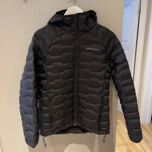 Peak Performance jacka - Damstorlek M, använd endast två gånger. Säljer på grund av liten i storlek. Nypris 2 699kr 
