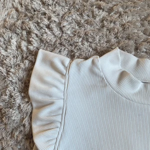 Volang sommar topp💓 - Säljer denna super söta sommar topp som liknar zaras, säljs lite billigare då de är en liten fläck den synd dock inte men hör av dig för mer info eller bilder💓