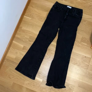 Säljer Jeans - Lite skinny, 3 knappar fram till! Lite slitna i fickorna men de synsknappast. Använda Ca 1-2 gånger. Säljer 2 stycken!