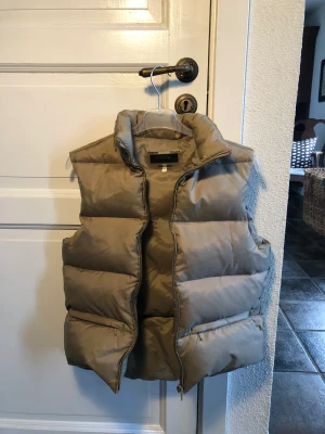 Beige väst - Snygg bäst perfekt till våren!  Måste tyvärr sälja den då jag har vuxit ut den.  Märke: Boeing industries Storlek: 40 (S) Nypris: 450 kr  Mitt pris: 200  Skick: 10/10 