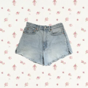 jeansshorts från weekday - highwaist croppade shorts i strl 27 
