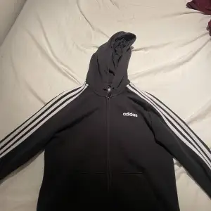 Adidas hoodie knappt använd  Köpt för några år sen tror de va runt 400 säljer för 100