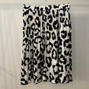 Superfin och skön leopardmönstrad plisserad kjol från Bikbok i storleken S. Fint skick!