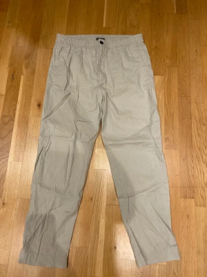 Ett par fina beiga linnebyxor - Ett par fina beiga linnebyxor som är perfekta till sommaren och sitter helt underbart