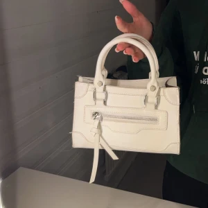 Väska  - En super gullig väska, jag köpte den på plick för 300 har inte använt den så mycket men den är i ganska fint skick måste bara tvättas av lite på kanterna. Men perfekt väska till varje outfit i din gaberob 