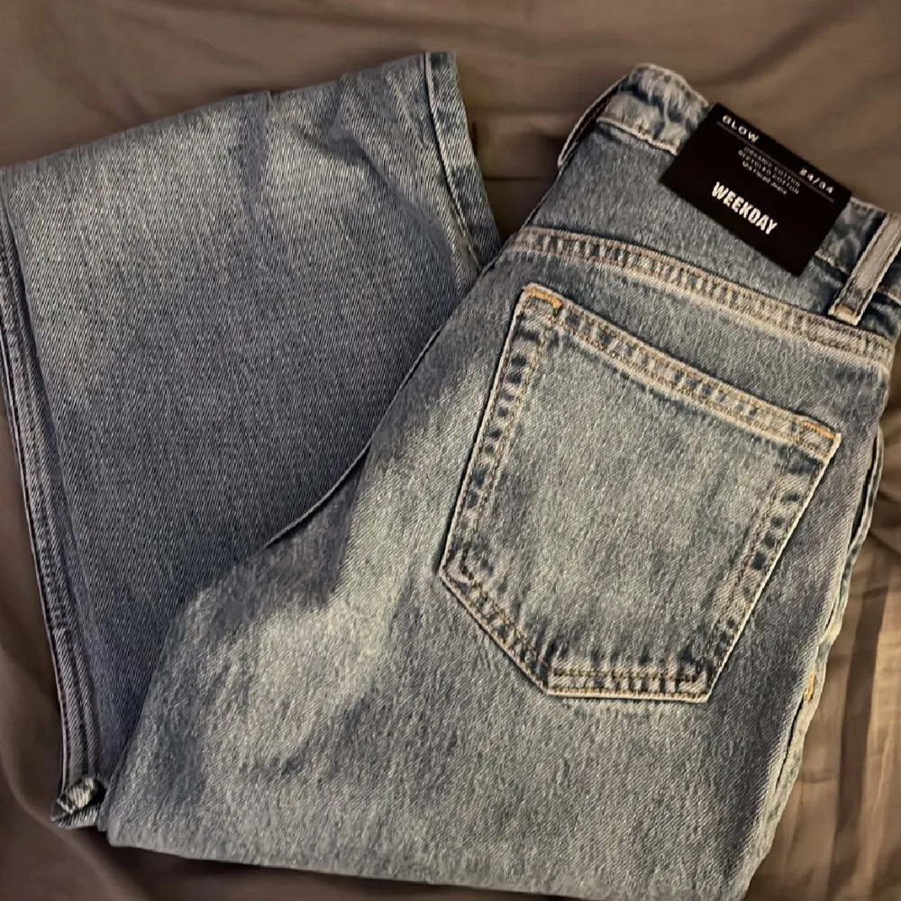 Säljer mina flare jeans från Weekday eftersom dom inte kommer till användning. Lappen sitter fortfarande kvar. Köpte dom för 600 kr.. Jeans & Byxor.