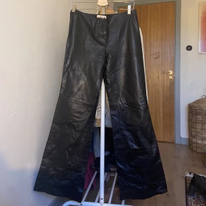 Äkta skin byxor storlek s/m - Dessa äkta bootcut skinbyxor mamma sparat från 2000- talet. Är i orört skick, passar en S/M och är super långa (även med klackar) på mig som är 160 så skulle tro att de passar någon upp mot 170! Kontakta mig vid frågor/intresse!🫶🏼