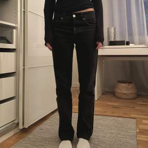 Mid rise zara jeans strl 34!! Uppsydda några cm, passar nån som är 163 eller kortare! 