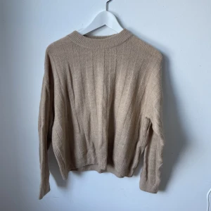 stickad tröja - jättefin stickad tröja, jättemysig och sitter fint på men har tyvärr inte kommit till användning. Använd ett fåtal gånger så känns som ny!