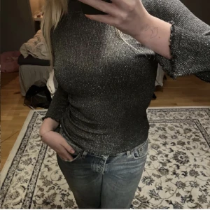 Glitter topp - Säljer denna snygga glitter toppen som inte har kommit till användning💞