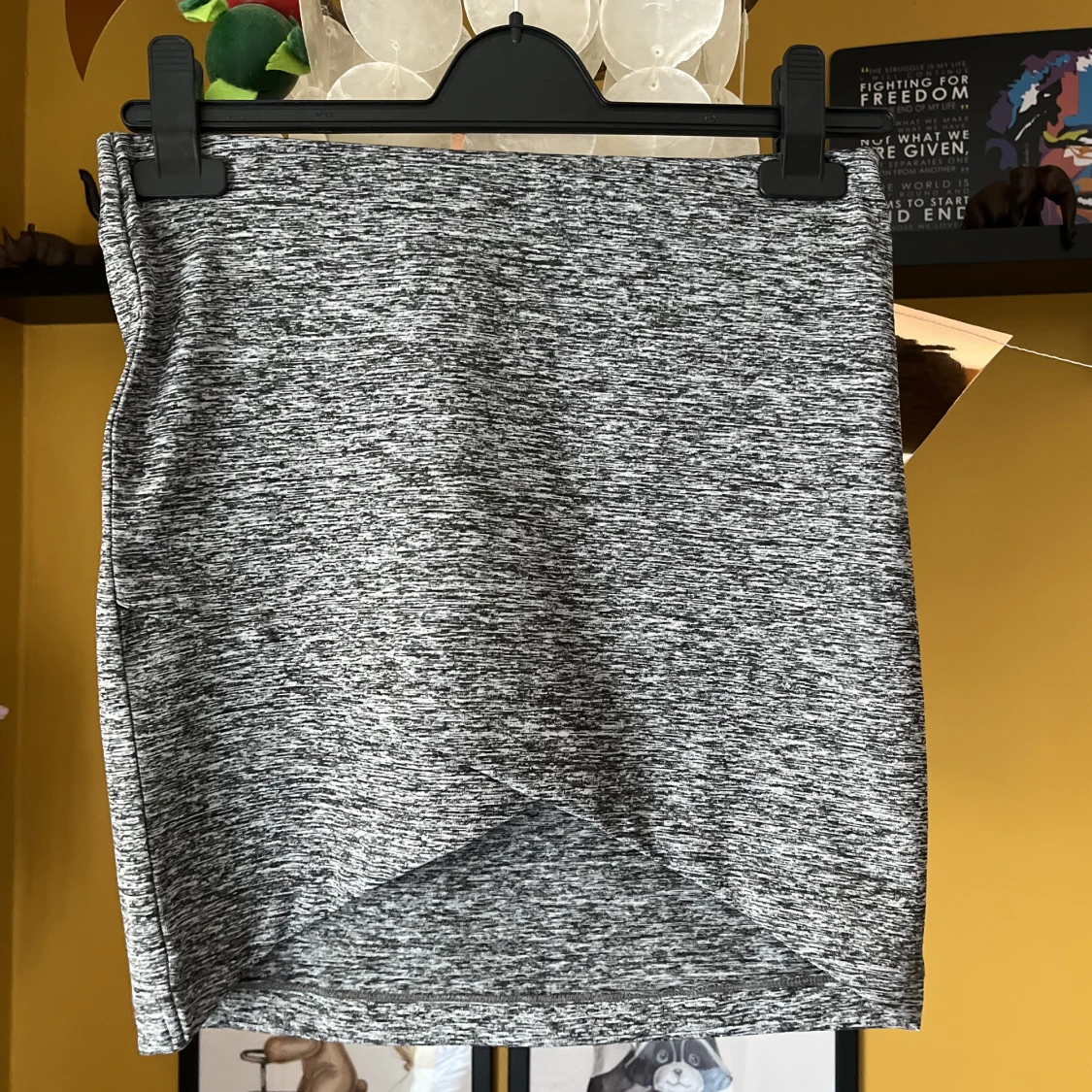 Oanvänd grå kjol från Terranova st. S - 91