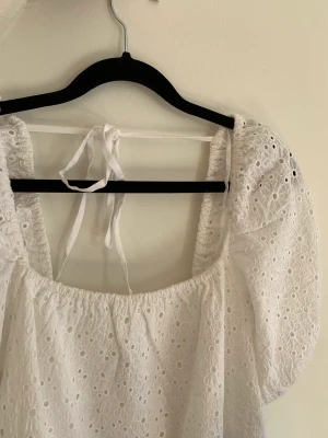 & other stories klänning  - Säljer min fina och endast testad klänning från & other stories i storlek 36 med lapp. Tänkte ha den som studentklänning men har nu en annan. Passar perfekt som sommar eller studentklänning! Köptes för 690kr. Frakten ingår ej, kan också mötas i Göteborg❤️