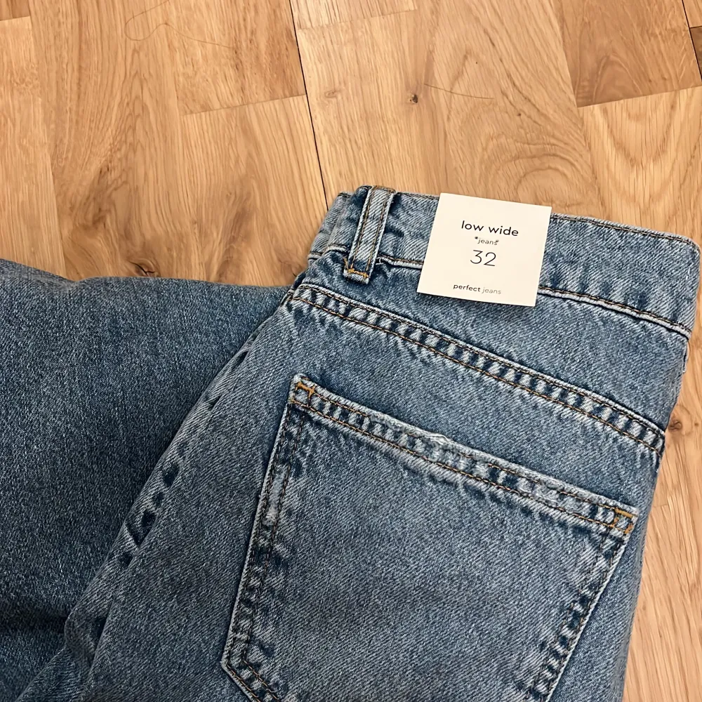 Helt nya lågmidjade jeans från Gina, köparen står för frakten! Nypris: 499kr. Jeans & Byxor.