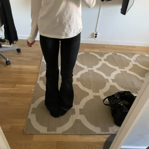 Bootcut Crocker jeans - Säljer dessa mörkgråa/svarta jeans från Crocker som är köpta på Plick men knappt använda då de är för tajta i midjan. Modellen är High Rise och bootcut, och lite långa i benen på mig som är 160!!!