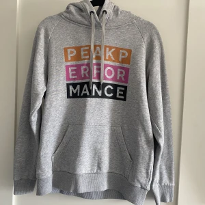 Peak performance hoodie - En hoodie från Peak Performance. Det är mycket bra kvalitet och det syns knappt att den är använd. På bilden ser man att slutet på snörena blivit lite skavda, men det är inget man tänker på. Den tvättas innan den skickas. Är öppen för förslag på pris. 