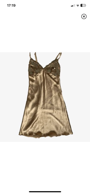 Sommarklänning  - Säljer denna underbara klänning då den inte passade mig. Köpt på Plick alldeles nyss (förra ägarens bilder). Skriv om ni har frågor☺️ 3 FÖR 2 PÅ ALLT I MIN PROFIL!!!