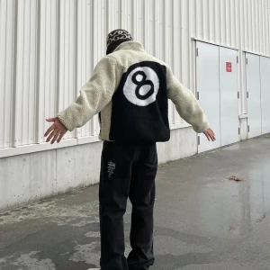 8 ball fleece - Passar tyvärr inte mig så säljes. Sitter som en L. Perfekt oversize om du har M i storlek.  Helt ny! 
