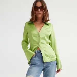 Grön sidenblus/skjorta från H&M. Nyskick med prislapp kvar