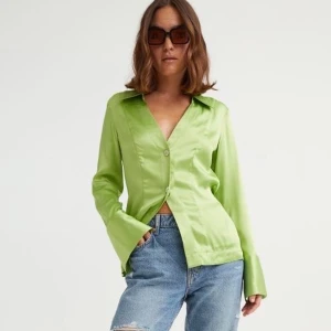 Grön sidenblus - Grön sidenblus/skjorta från H&M. Nyskick med prislapp kvar