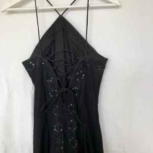 Balklänning  - Svart spetsklänning perfekt till balen! Går att snöra åt vid bröstet för att ändra urringningen. Ger riktiga y2k vibbar!! 