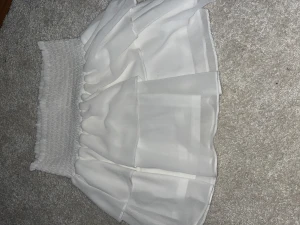 Volangkjol - Säljer denna sjukt fina volangkjol köpt från chelsea💕Anvönd ca 5 gånger och är som ny. Nypris 449 kr, pris kan diskuteras🥰