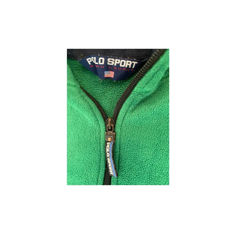 Polo Sport Ralph Lauren Vintage Fleece Jacket 💚  Pris: •399kr  Stl: XXL  Bredd 66cm Längd 64cm  Kontakta mig för mer info 🤩  . Hoodies.