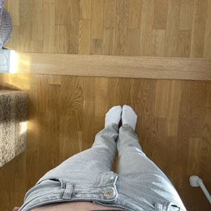 Gina tricot jeans - Jag säljer mina superfina gråa jeans från Gina tricot. Jag säljer pågrund av att de börjar bli lite korta, de är i storlek 158. Har en liten fläck på ena benet som knappt syns. Frakten ingår💓💓nypriset 400 priset kan diskuteras💓💓