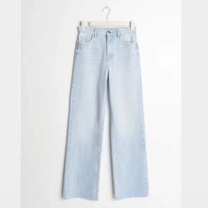 Ett par jättefina jeans i en ljusblå färg från gina tricot. De är i bra skick förutom att de är lite ojämna i ändarna pga att jag har klippt bort när kanterna trådade sig🥰Frakt 60 kr