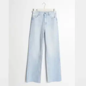 Ett par jättefina jeans i en ljusblå färg från gina tricot. De är i bra skick förutom att de är lite ojämna i ändarna pga att jag har klippt bort när kanterna trådade sig🥰Frakt 60 kr