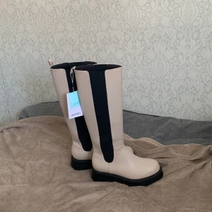 Monki Stövlar-OANVÄNDA - Jag säljer mina monki stövlar då de aldrig kommit till användning. Helt i nyskick, storlek 38💕 Nypris 600 kr