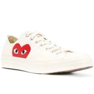 Cdg x Converse - Skorna är i utmärkt skick, sällan använda & har inga skador eller liknande.  Skorna är i storlek 40/41 men passar 42