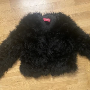 Pälsjacka  - Svart pälsjacka från diabless. Storlek S. Fejk päls men som känns så mjukt och fint! Några av knapparna som man stänger jackan med har ramlat men jag hade alltid den öppen när jag använda den till klänningar osv.