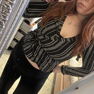 Randig omlott blus - Randig ”omlott” blus ifrån Vero Moda. Storlek L men känns mer som en M. Knyts runt om med snöre.